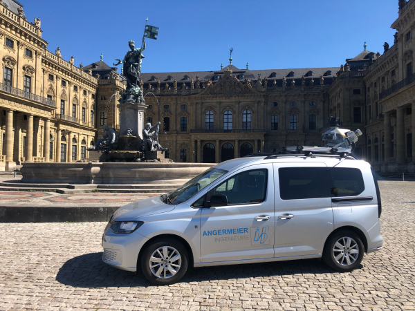 Trimble MX9 auf Caddy-Dach vor Würzburger Residenz